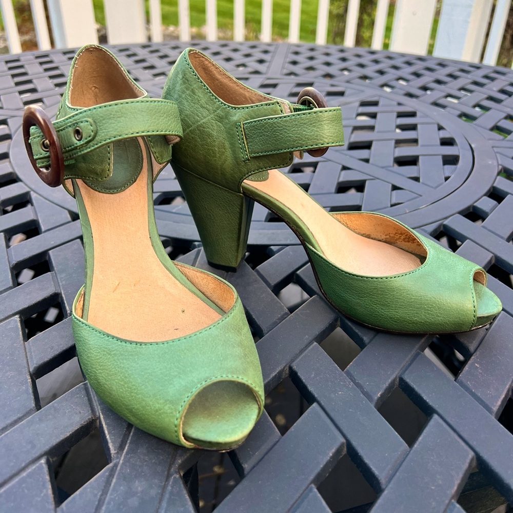 Frye Kelsey peep toe heel